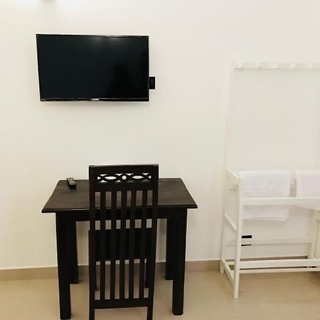 Royal White Tourist Rest Hotel Анурадхапура Екстериор снимка