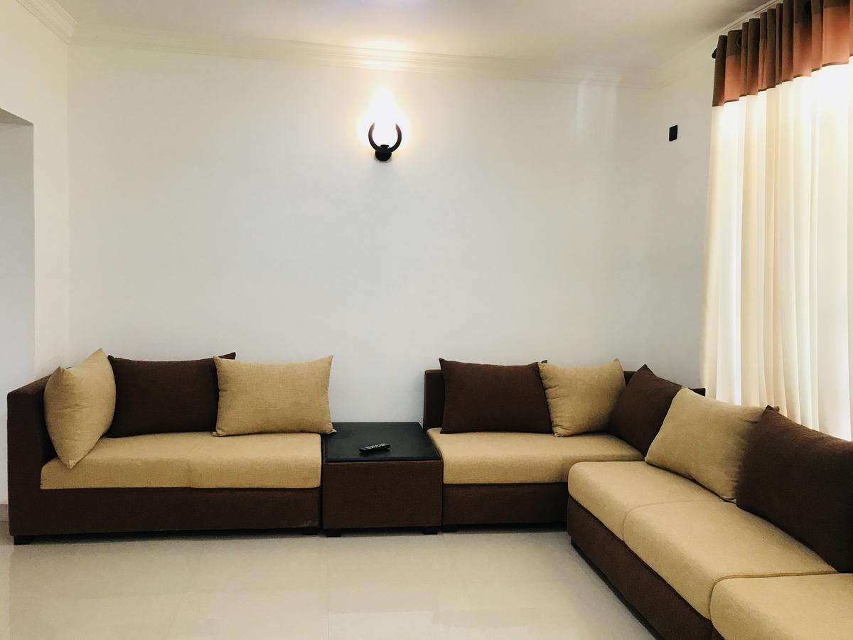Royal White Tourist Rest Hotel Анурадхапура Екстериор снимка