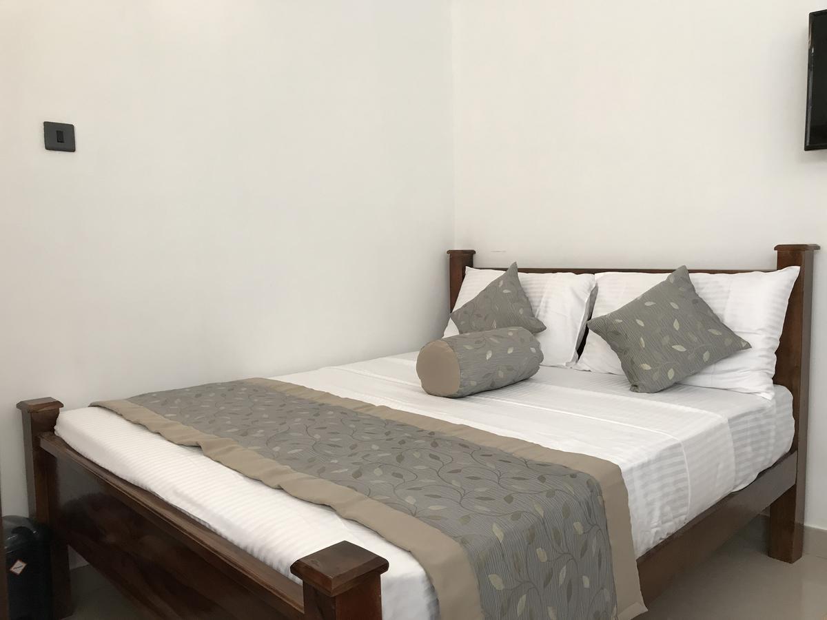 Royal White Tourist Rest Hotel Анурадхапура Екстериор снимка