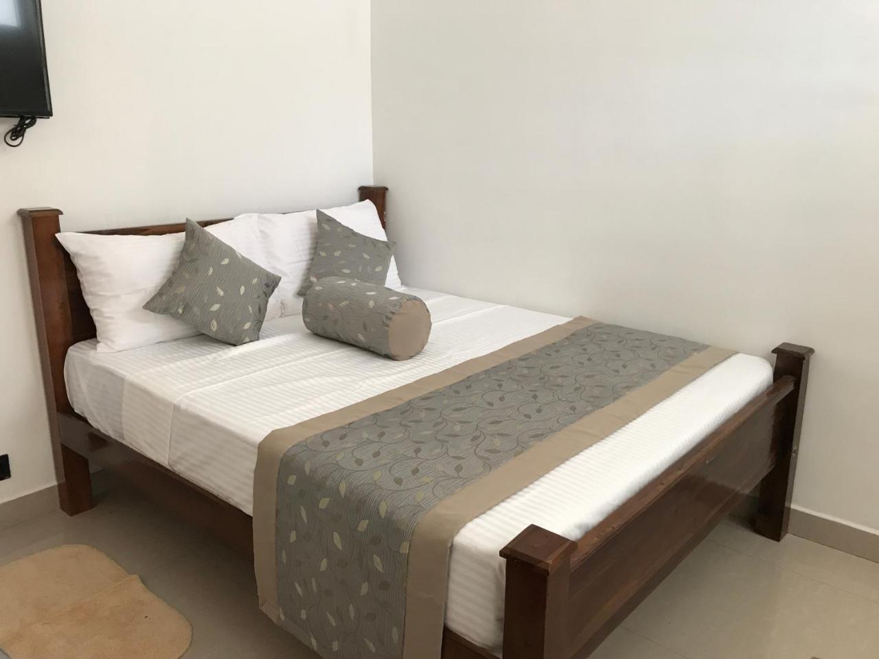 Royal White Tourist Rest Hotel Анурадхапура Екстериор снимка