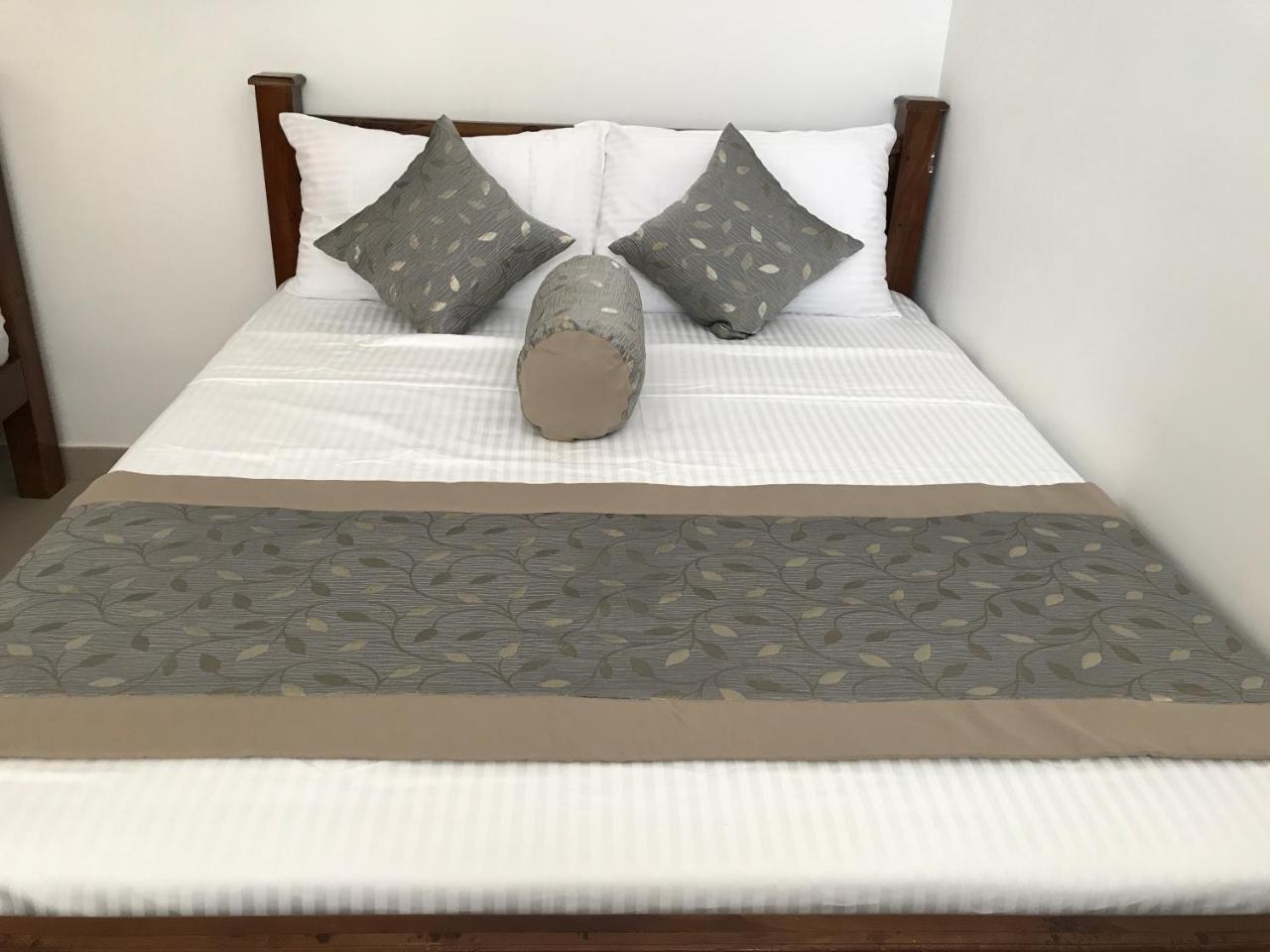 Royal White Tourist Rest Hotel Анурадхапура Екстериор снимка