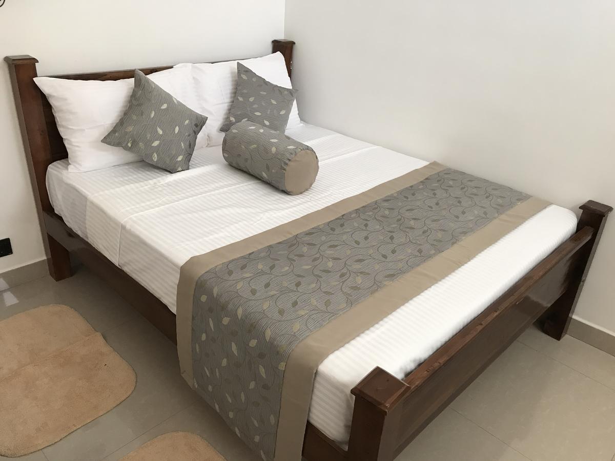Royal White Tourist Rest Hotel Анурадхапура Екстериор снимка