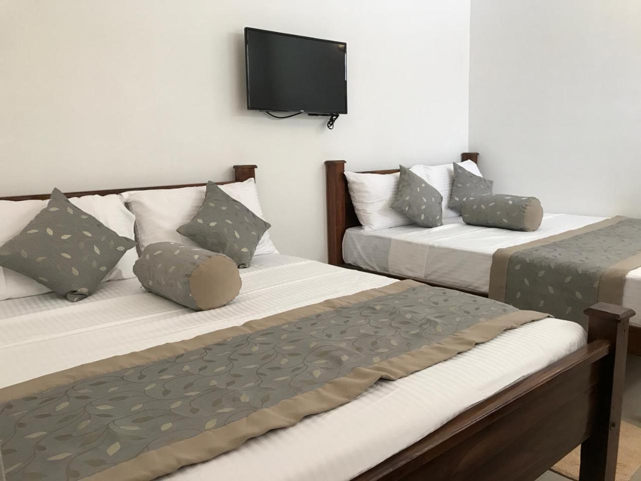 Royal White Tourist Rest Hotel Анурадхапура Екстериор снимка