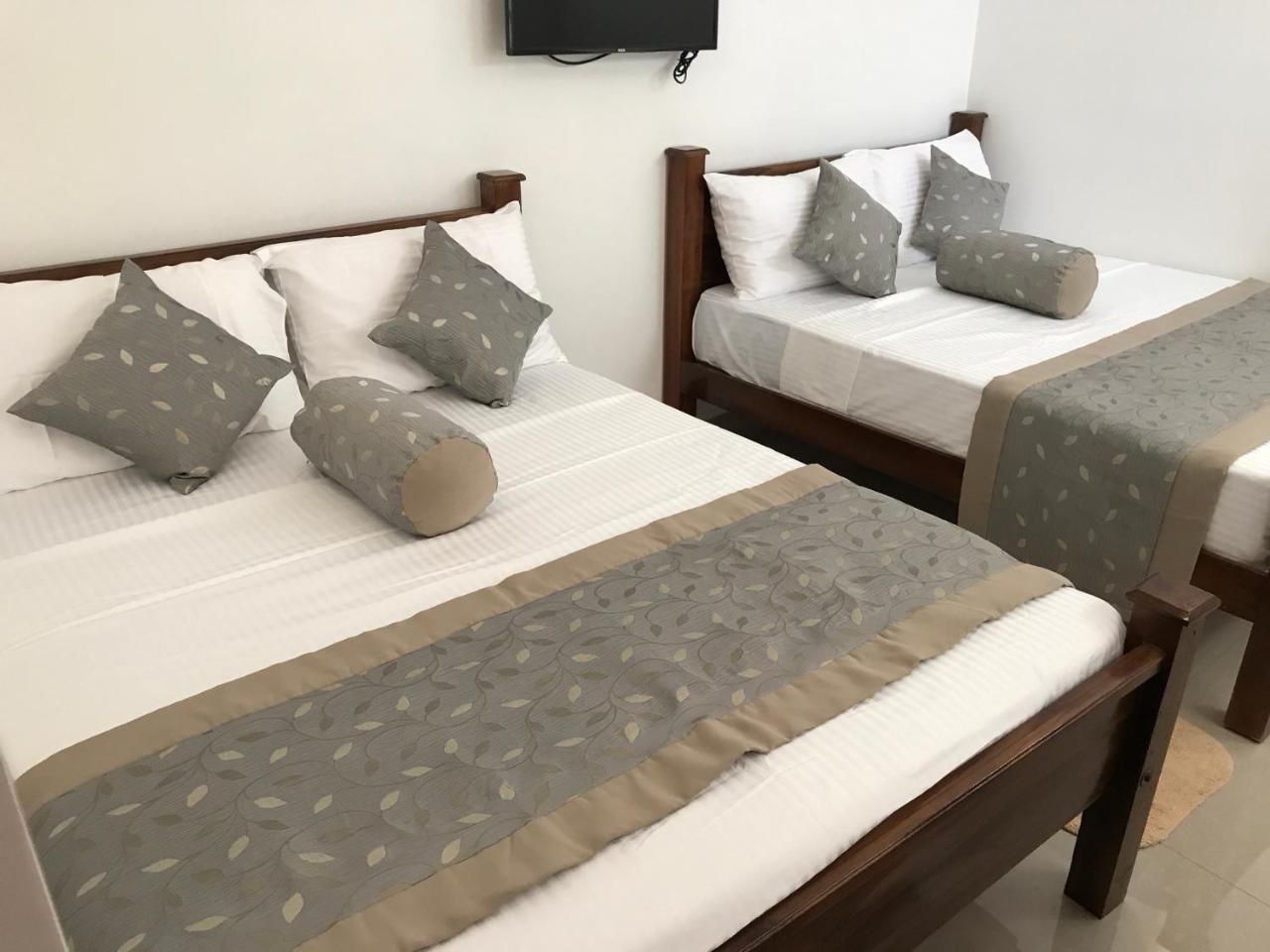 Royal White Tourist Rest Hotel Анурадхапура Екстериор снимка