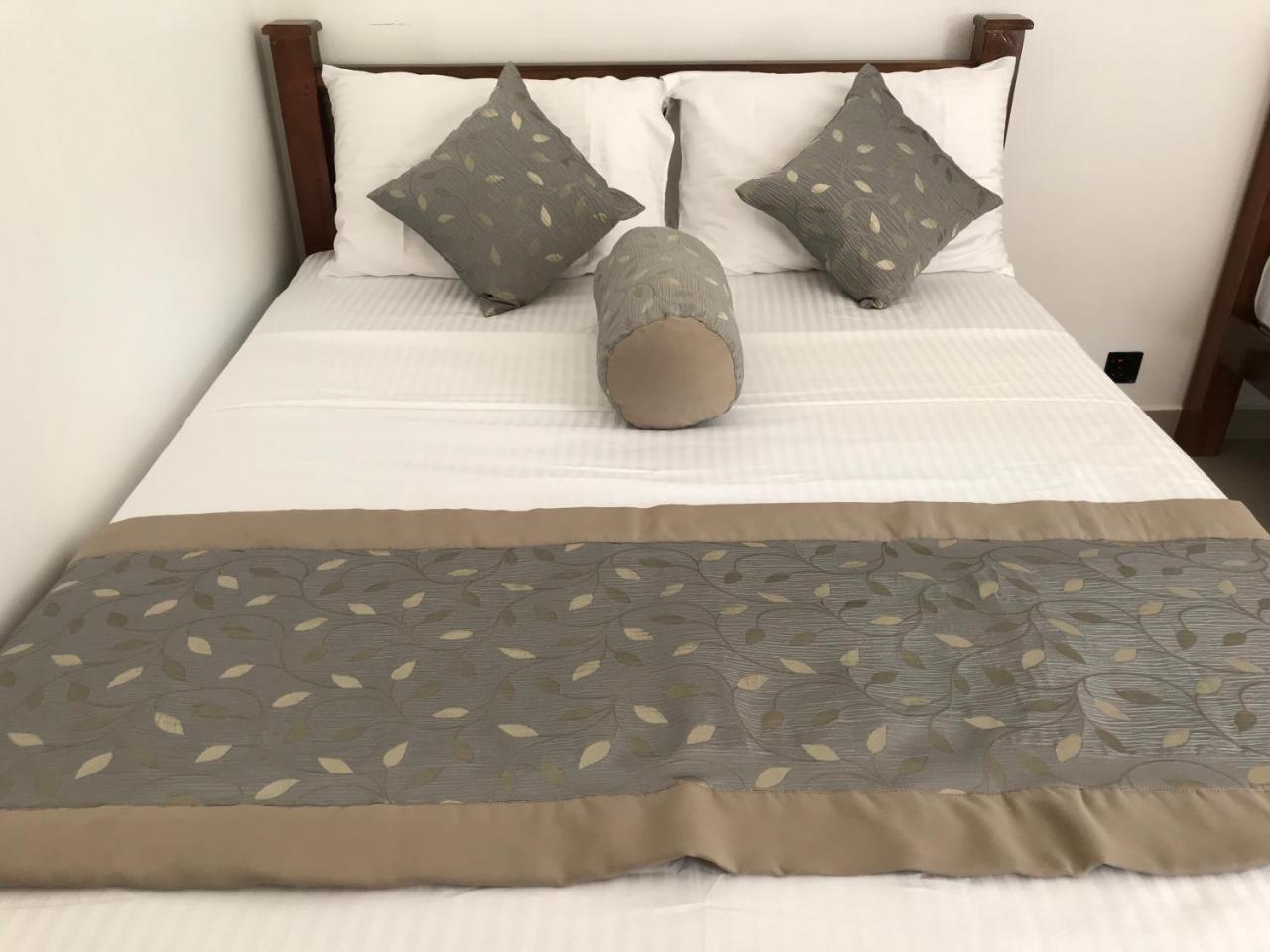 Royal White Tourist Rest Hotel Анурадхапура Екстериор снимка