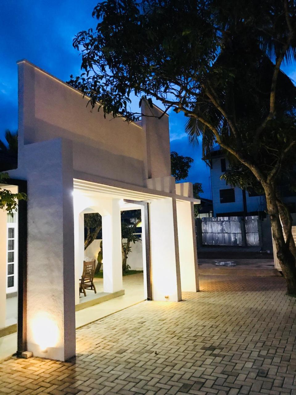 Royal White Tourist Rest Hotel Анурадхапура Екстериор снимка