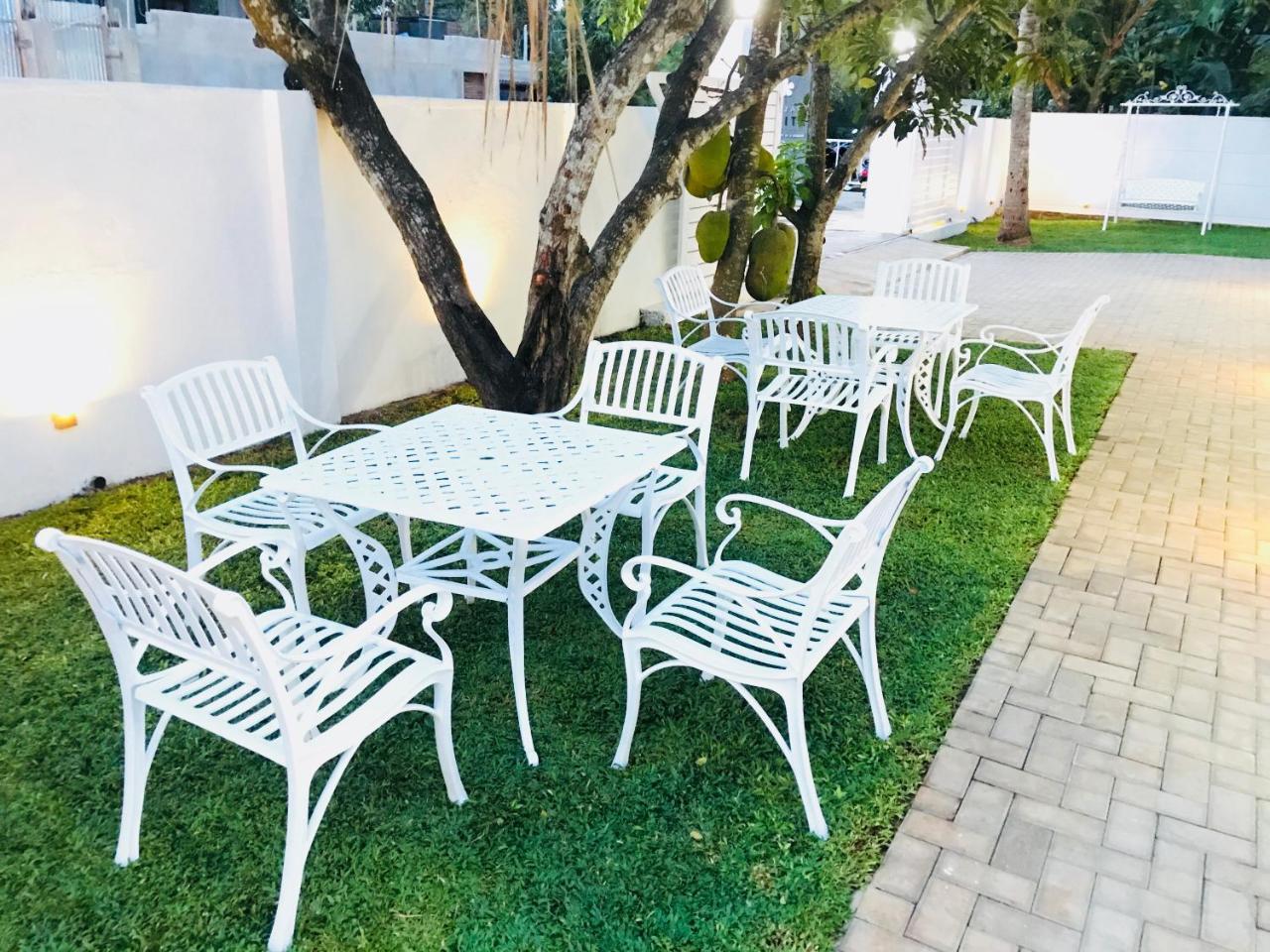 Royal White Tourist Rest Hotel Анурадхапура Екстериор снимка