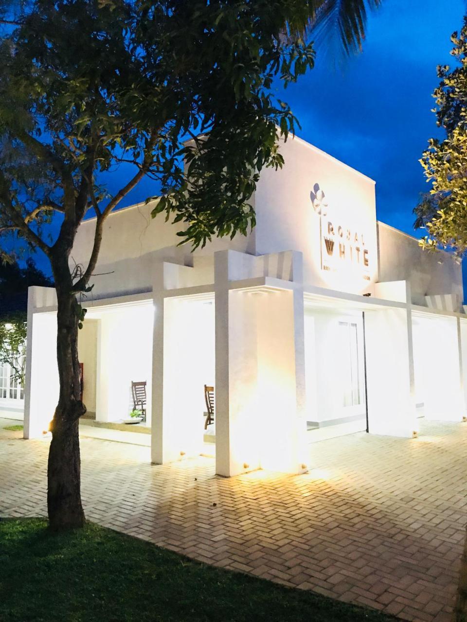 Royal White Tourist Rest Hotel Анурадхапура Екстериор снимка