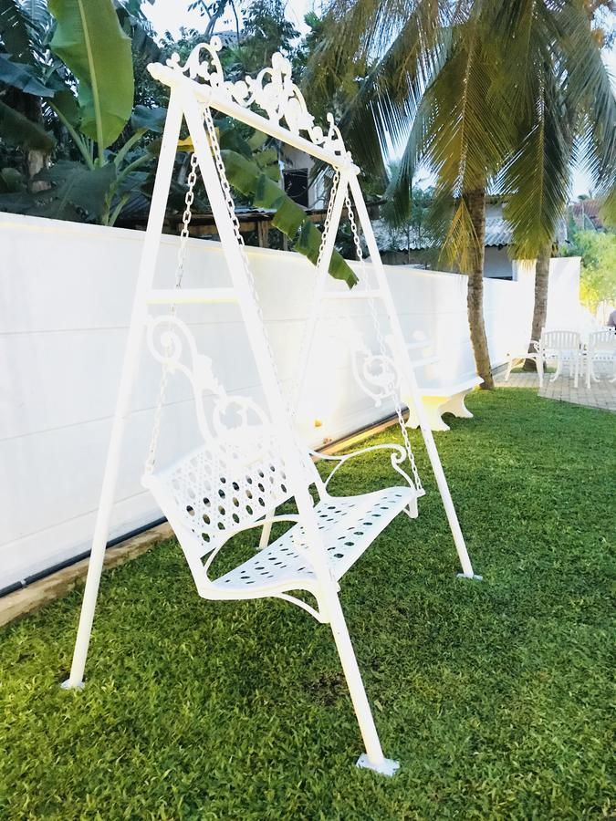 Royal White Tourist Rest Hotel Анурадхапура Екстериор снимка