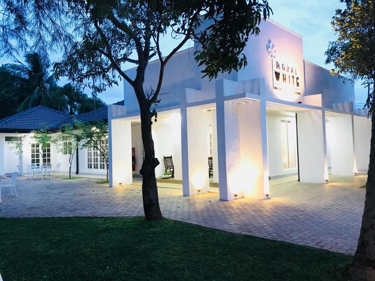 Royal White Tourist Rest Hotel Анурадхапура Екстериор снимка