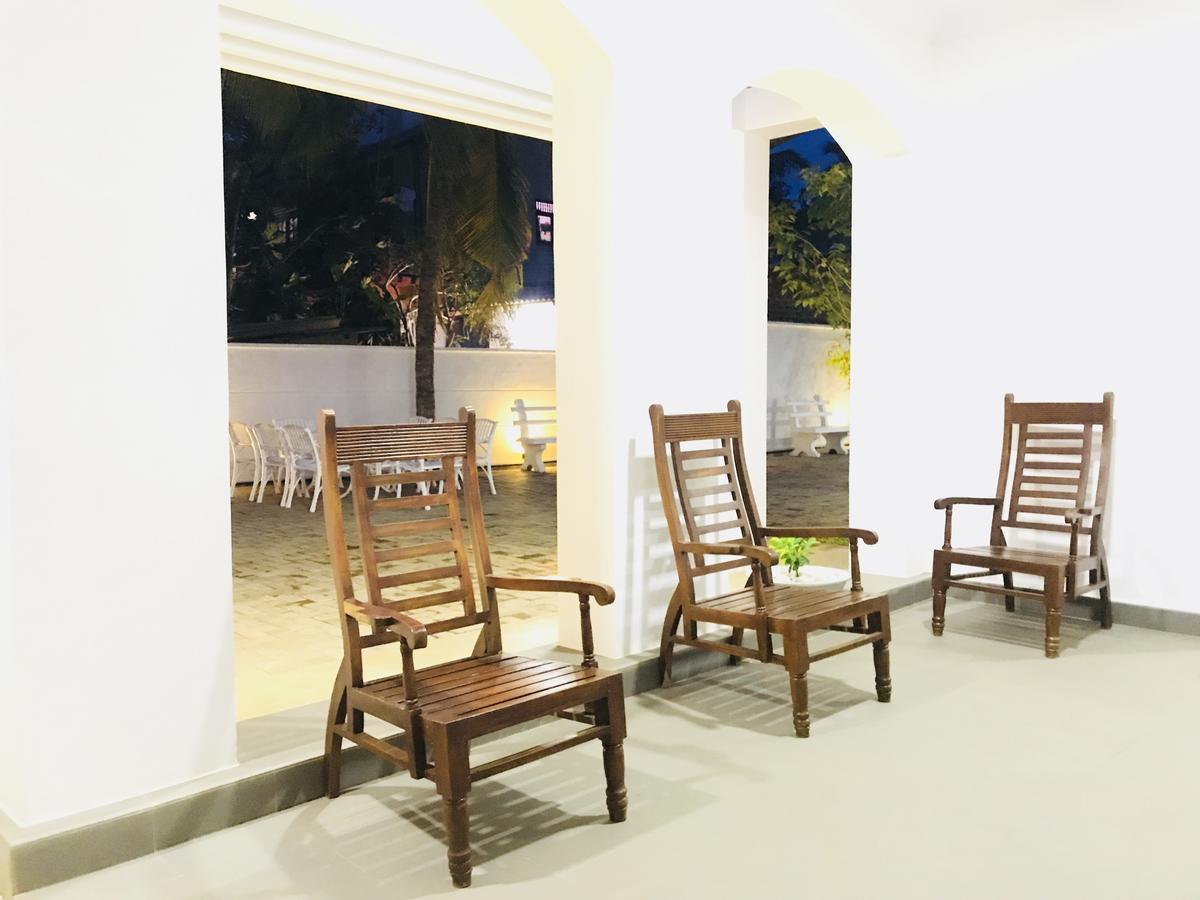 Royal White Tourist Rest Hotel Анурадхапура Екстериор снимка