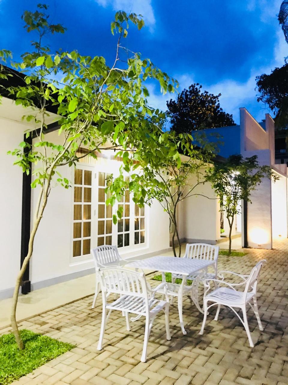 Royal White Tourist Rest Hotel Анурадхапура Екстериор снимка