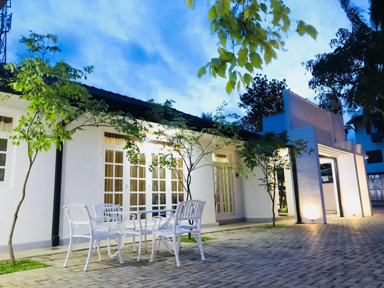 Royal White Tourist Rest Hotel Анурадхапура Екстериор снимка