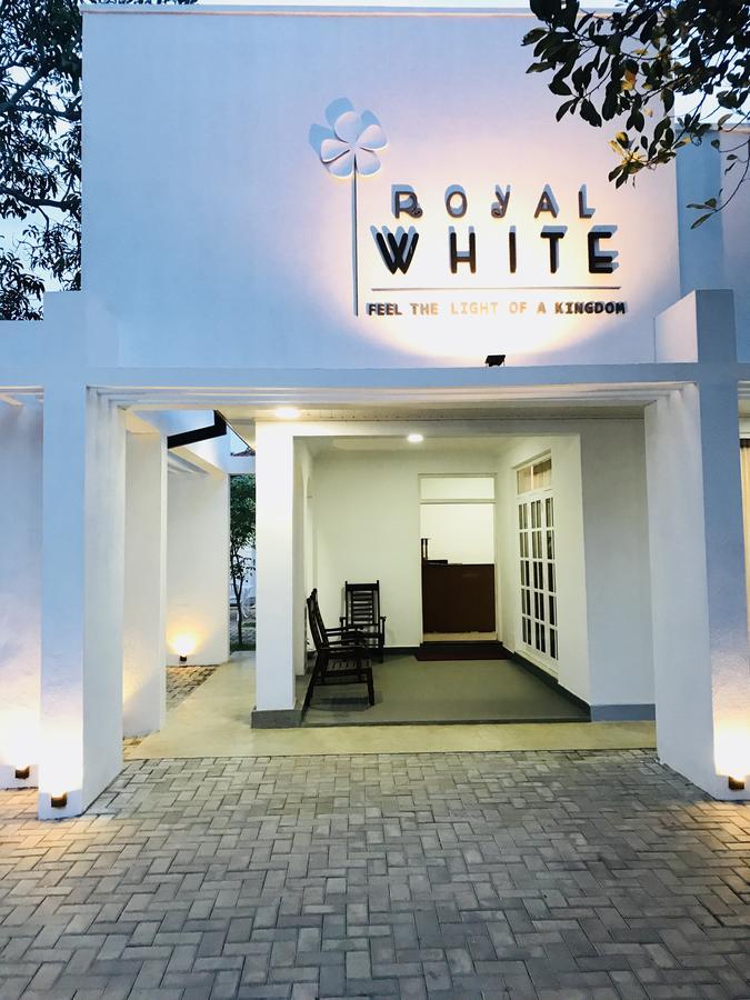Royal White Tourist Rest Hotel Анурадхапура Екстериор снимка